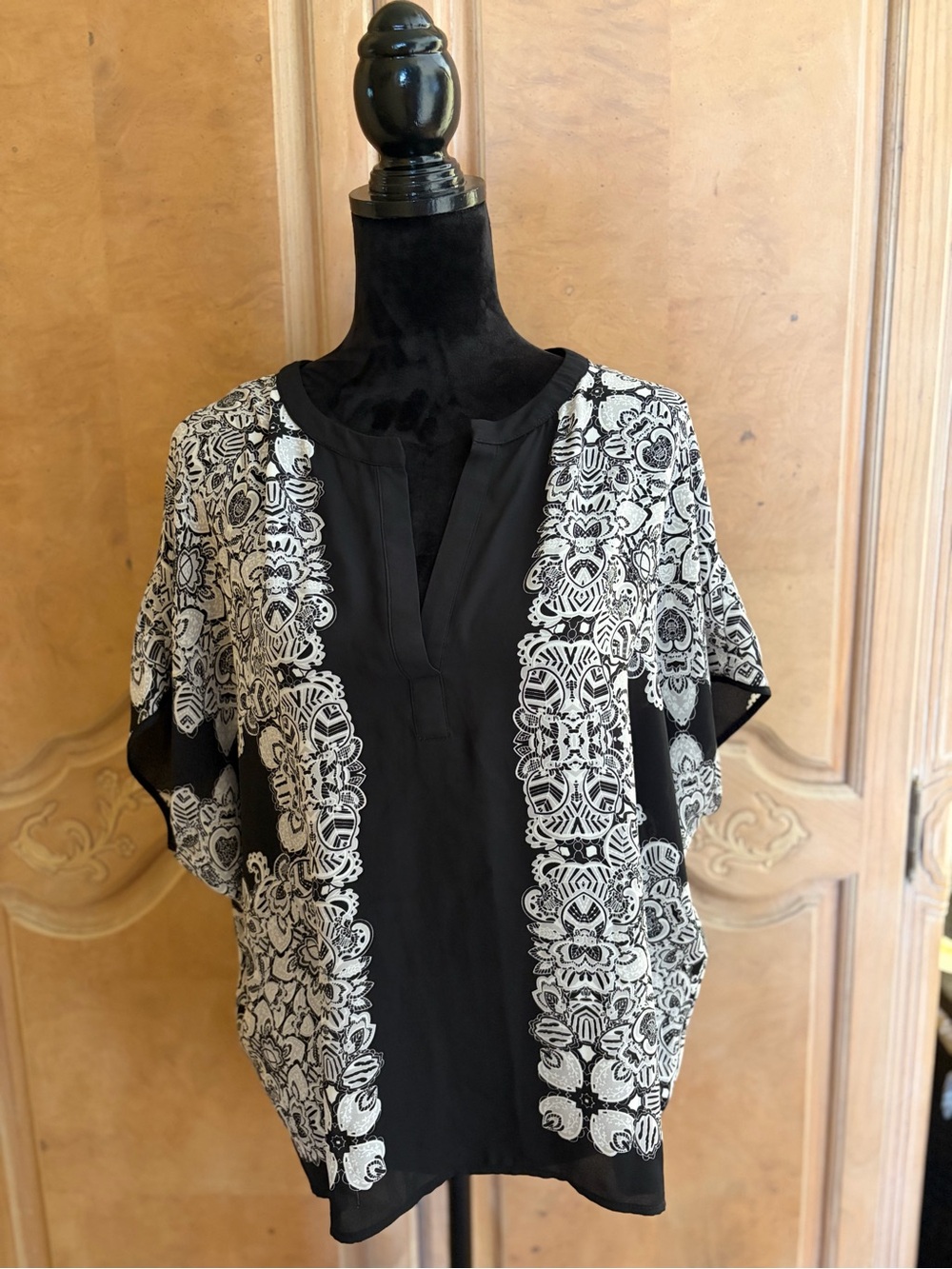 Carmen Marc Valvo Black and White Embroidered Flutter Sleeve Tunic